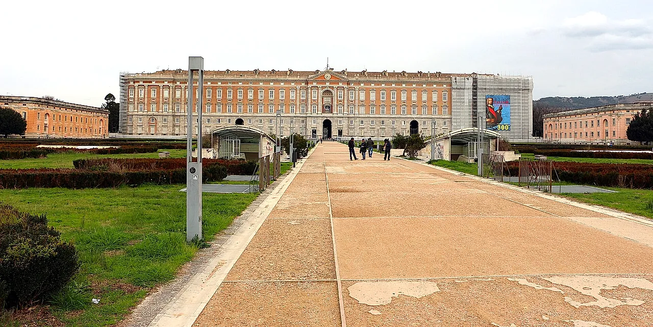 Fachada principal del Palacio Real de Caserta