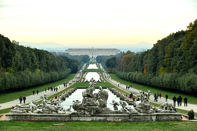 Die lange Wasserallee mit Brunnen im Königlichen Park von Caserta